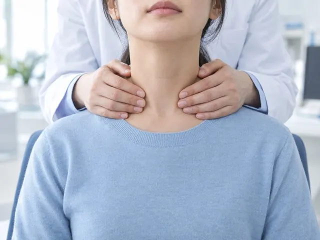 목 앞쪽 갑상선을 촉진하는 진찰