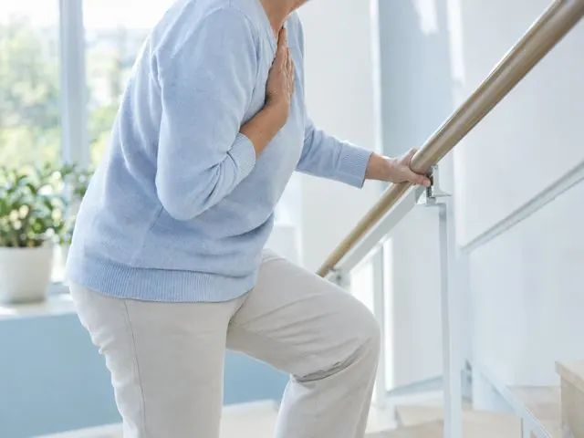 계단에서 숨이 차 난간을 잡은 모습